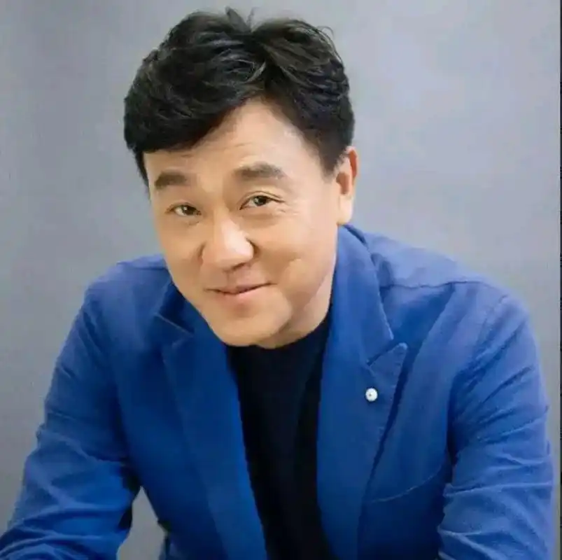 演员何冰:为什么结婚22年零绯闻?看看老婆是谁就知道了!