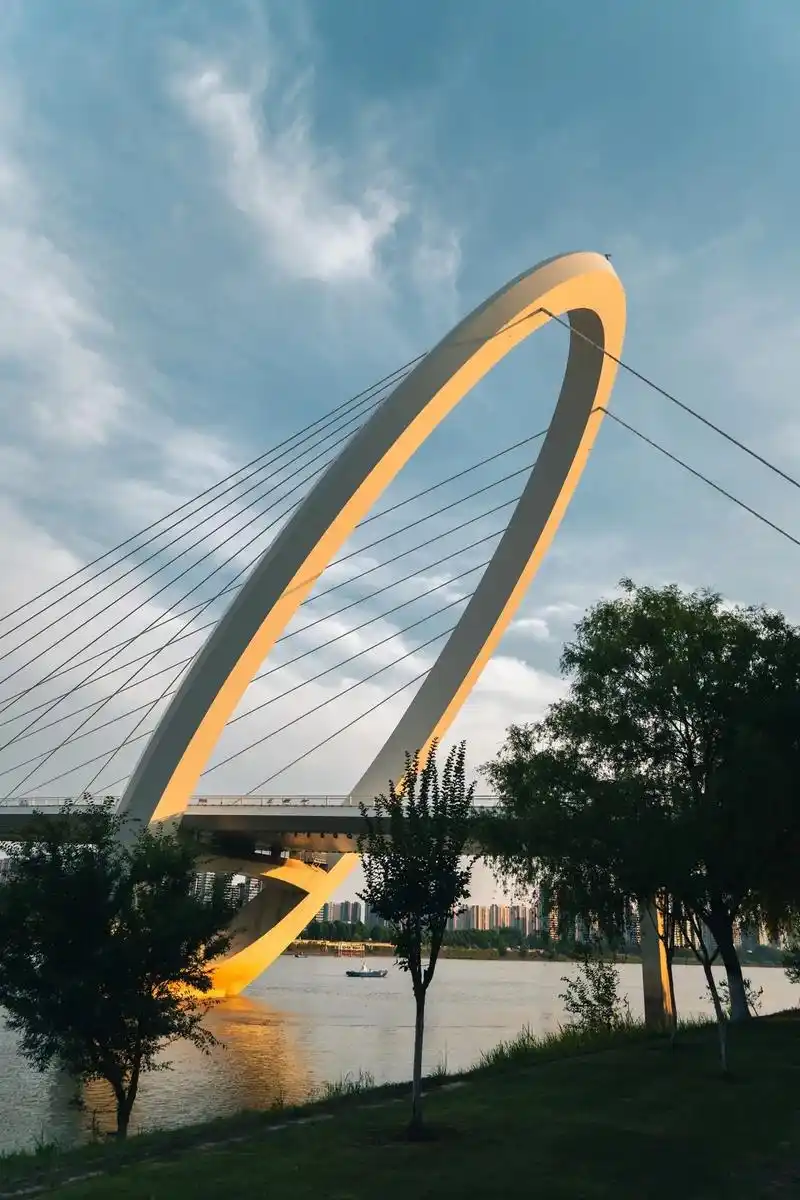 在南京眼步行天桥吹一吹长江的晚风吧.