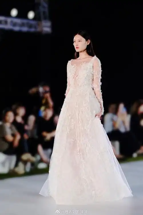 哈哈哈,昨天我在2023中国三亚国际时装周上看了一场梦幻的婚纱秀,感谢