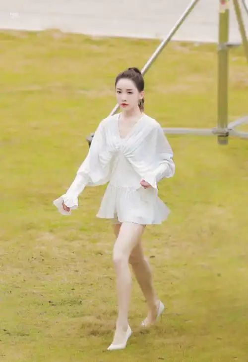 姜贞羽不受脚伤影响,穿薄荷绿绑带裙宛若仙女,颜值气质没得挑