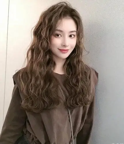 【图】2021年最流行卷发来啦,好搭气质又显脸瘦_瓜子脸适合发型_发藏