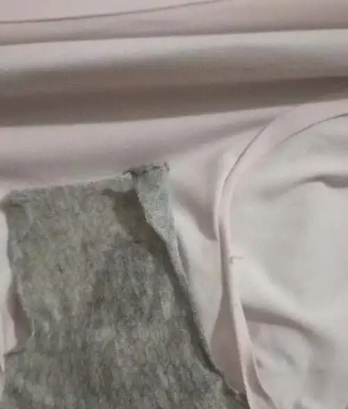 红色的胸罩的两侧都出现了白色的斑点,一条粉红色的内裤底部,也是