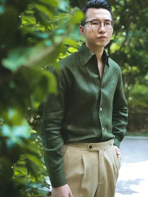 西装定制  #衬衫  #春夏衬衫穿搭  一件很有特色的一片领衬衫,墨绿色