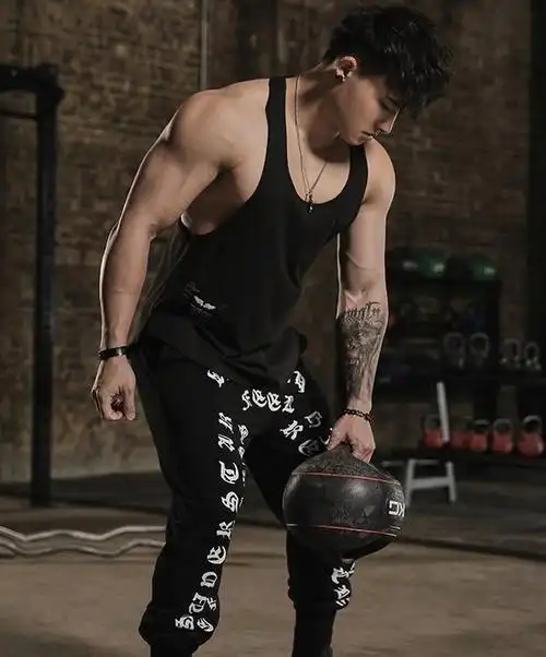 组图:身高175,体重78公斤的硬汉,黑色穿搭有气质,更有男人范__财经