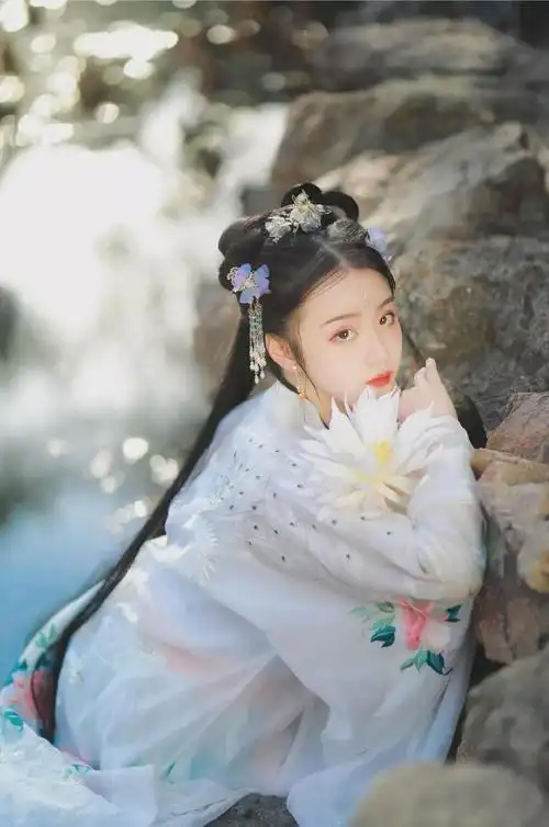 汉服小仙女:寄以幽昙,暗香徐来