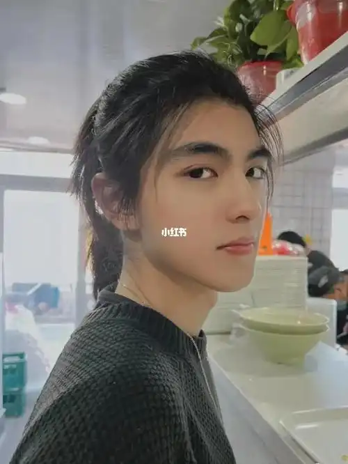 男生扎头发也很好看文艺气质