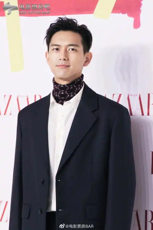 童心同爱美育未来##2021芭莎明星慈善夜#李现身穿黑色西服,高领衫