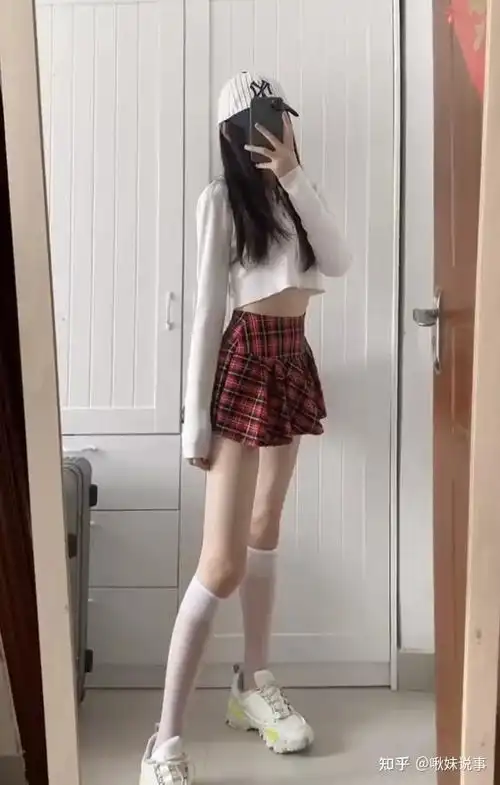 戏耍粉丝美腿女神卢卢biu承诺露脸首秀