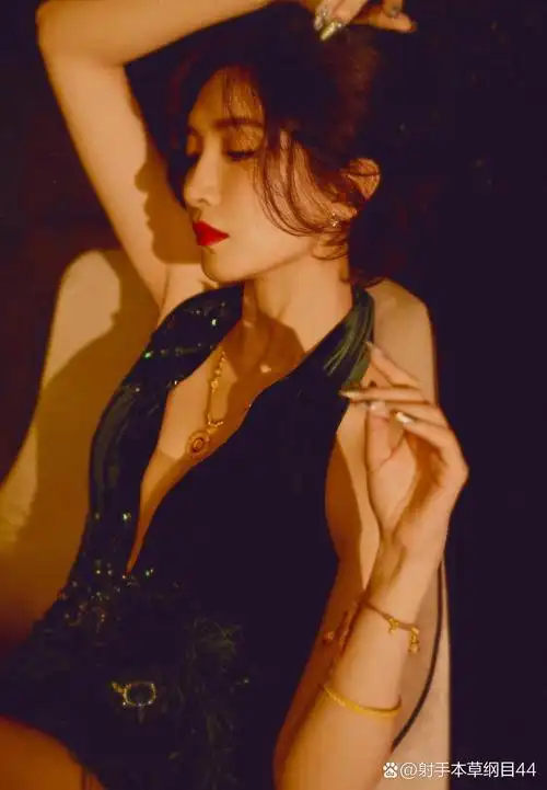 江疏影一袭祖母绿挂脖长裙好显气质和身段,魅力四射气场全开,真珠光宝