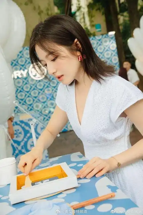 李兰迪治愈清新写真释出白色短裙显小家碧玉风