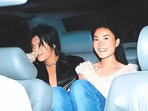 43岁谢霆锋上海出席活动,未见王菲身影,生图显年轻但鞋子很抢镜