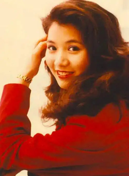 回顾袁咏仪19岁成名蝉联金像奖影后被张智霖疼爱30年