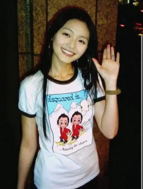 彼时比具俊晔小7岁的大s已经出道,她不仅推出了音乐专辑,还成了《我猜