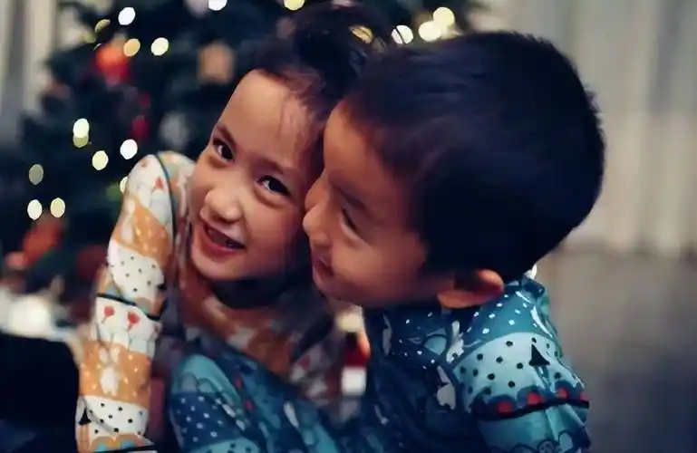 黄磊三胎儿子罕露正脸,孙莉晒儿女日常秀幸福,弟弟长得像多妹_孩子