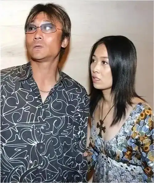 那英前男友高峰变低调,在北京30多年首次坐地铁,51岁发福变化大