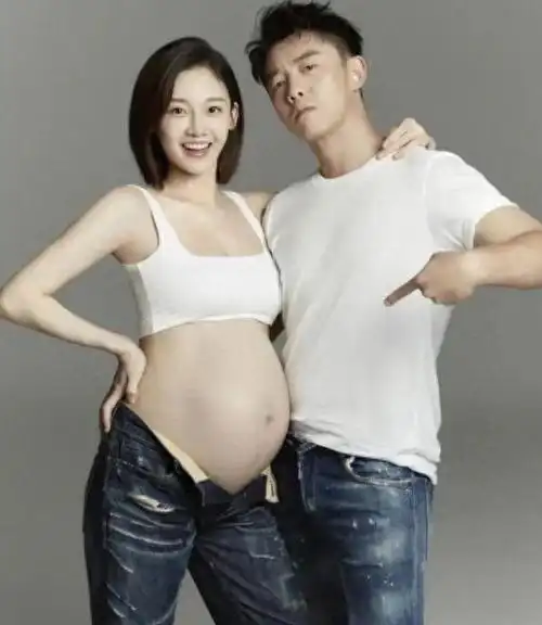 三年生三个孩子?郑恺苗苗三胎满月脚印疑曝光,女子被嘲生育机器