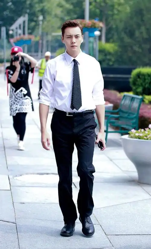 陈伟霆现身某银行被拍弯腰低头坏笑网友隔着屏幕都能听见笑声