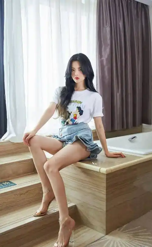 杨超越化身人间花仙子,荷叶边上衣搭配高腰裙,纯真浪漫又优雅_婚纱