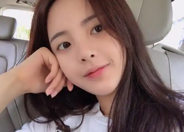 杨超越颜高任性!素颜照也敢发,网友:为啥每次都是一个角度?