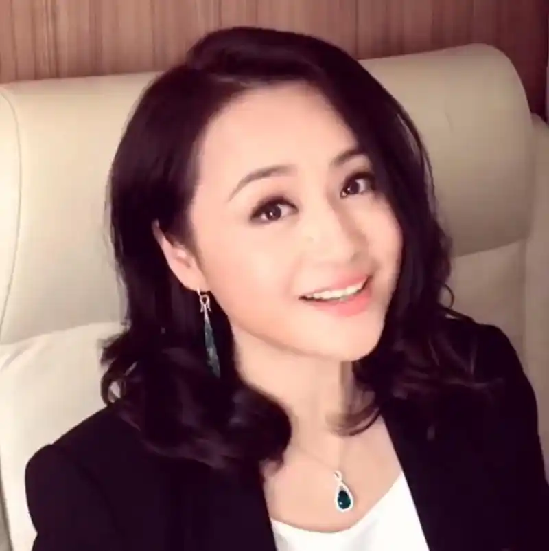 44岁曹颖近照曝光!发福长胖仍貌美,气质不减当年优雅老去!