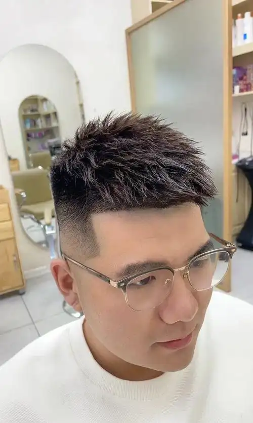 现在最流行的男生发型(男士发型款式大全)