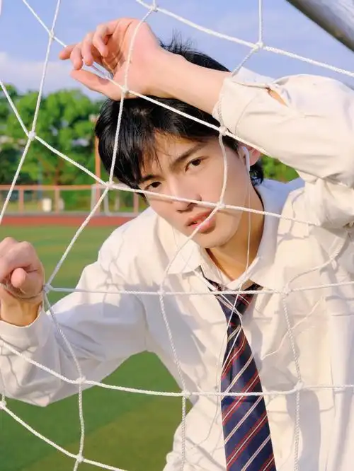 男生拍照白衬衣真的很男高中生了吧