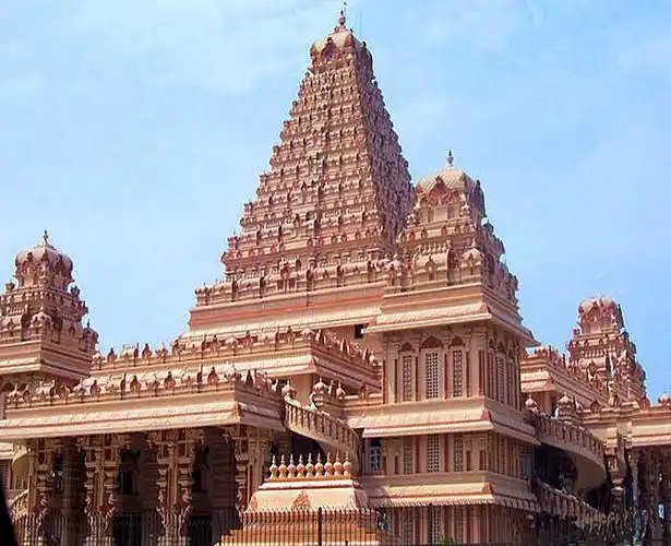 阿克沙尔达姆神庙作为最大的印度教寺庙建筑群而载入吉尼斯纪录.