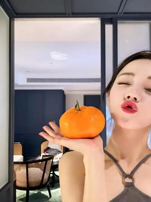 迪丽热巴公开行程受期待,手捧金桔显喜庆,嘟嘴卖萌宛如少女