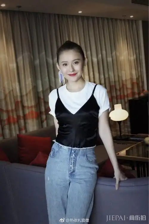 热依扎机场照引热议,私服穿搭风格多样