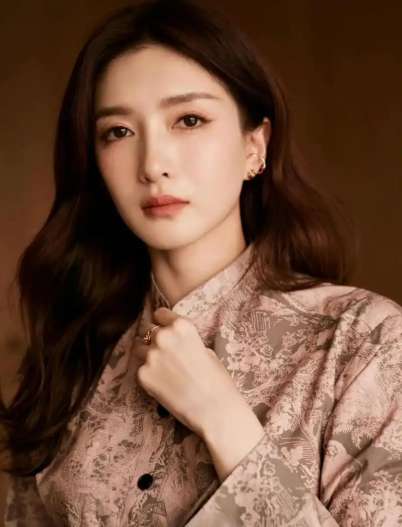 红唇微启,玉手轻舞,江疏影,这个胡歌得不到的女人,成熟稳重美丽大方