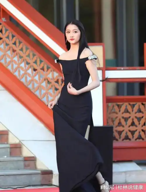 关晓彤气质太好了, 简单的开叉裙, 她穿上却很有"名媛范"|裙子|裙摆
