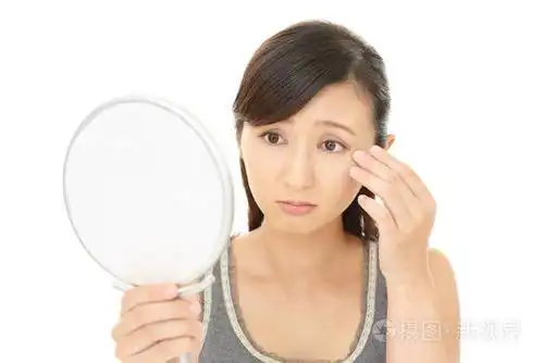 不安的看的女人