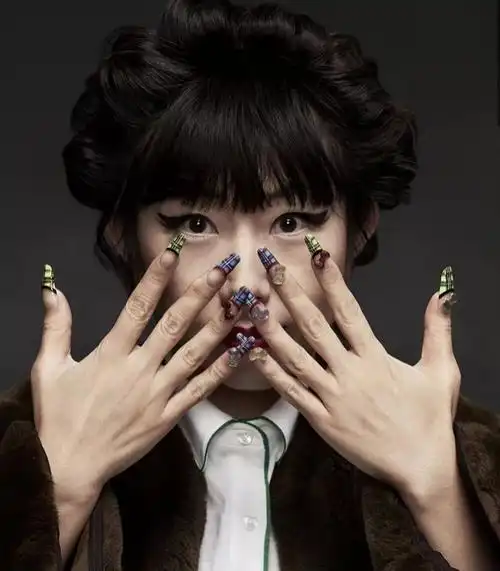 寒冬美甲,让你成为最时髦的指尖妖精_指甲油