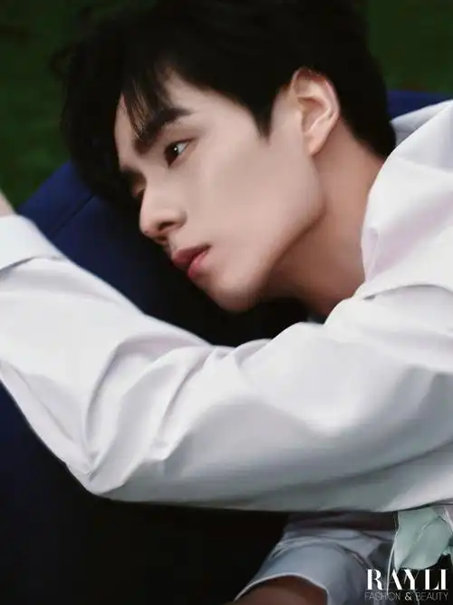 瑞丽服饰美容##胡一天春日漫步大片