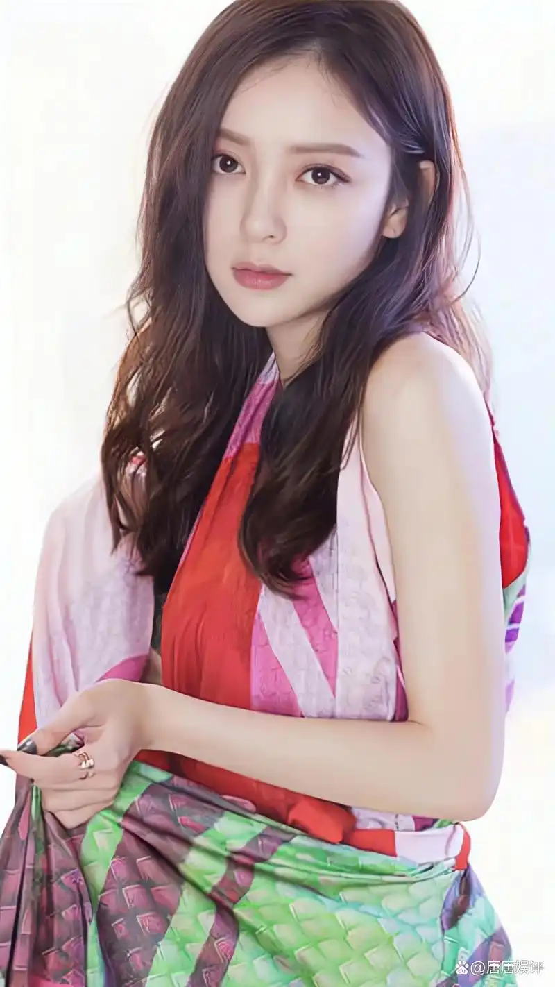 人美歌甜的歌手汪小敏时尚写真:柔情似水,妩媚动人