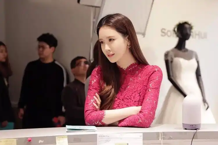 李易峰前女友整容前的照片曝光我不信这张是她兄弟吧