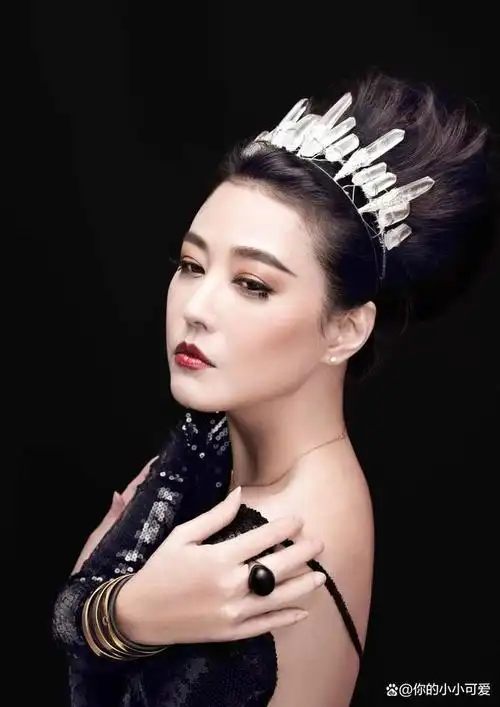 这也太有女人味了!43岁周海媚,竟然这么性感!