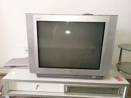 电视机,品牌长虹,8成新,160块. 电视柜,50块.