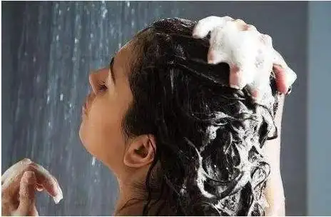聪明女生洗完头,会坚持做"4件事",头发更柔顺,发量逐渐丰盈
