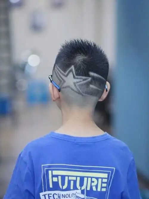 只愿我们不减童真"儿童理发当中  雕刻是特别容易吸睛的,同样的发型