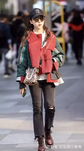 街拍美图:时尚潮流的穿搭,穿出完美气质,彰显女性的成熟美