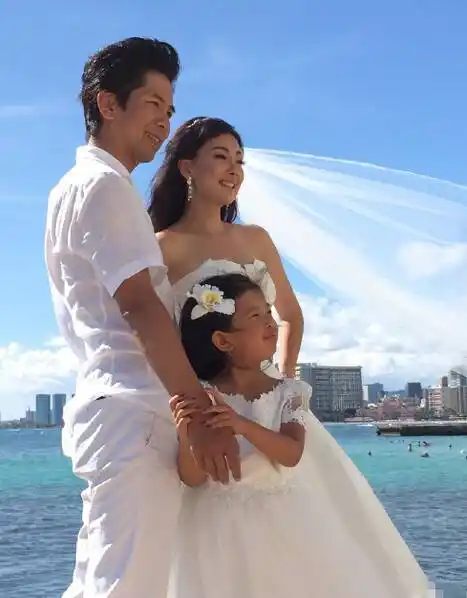 一家三口超温馨.