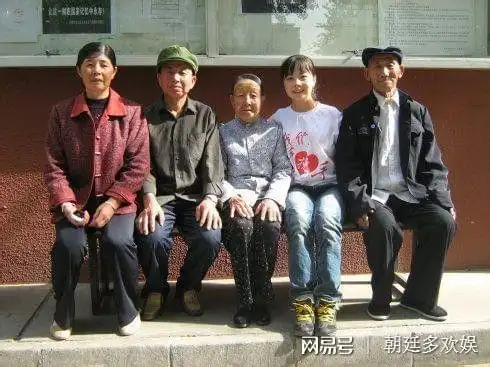 王二妮全家近照,曾家境贫困成名艰辛,现从政送帅老公豪车