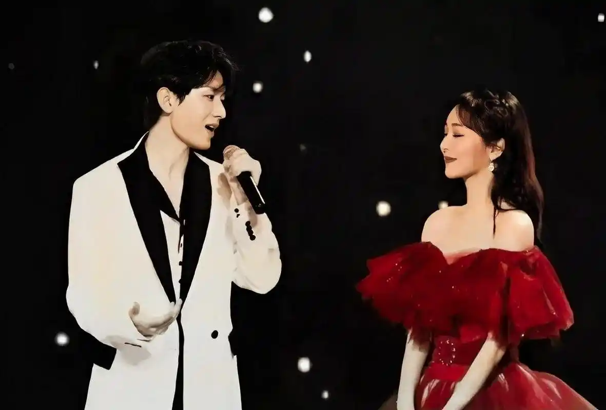 杨紫·和成毅在婚纱照中就是这样的搭配,简直就像颜淡和应渊回到现代