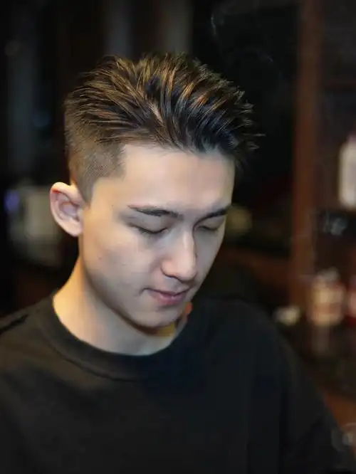 男士微分侧背发型