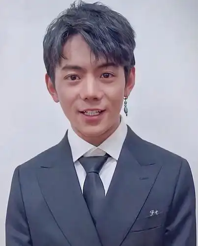 真真西服大头照get