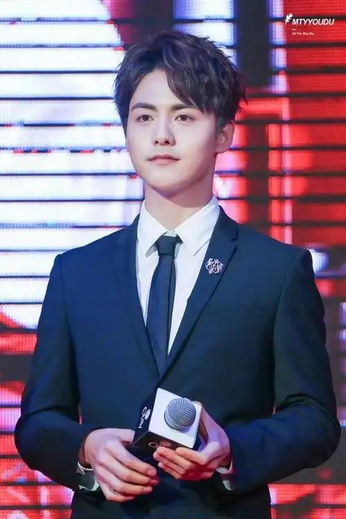 初秋穿什么?看马天宇如何将白衬衫穿出独特气质