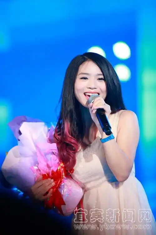被誉为"新民歌小天后"的超女黄英演唱《远歌》.