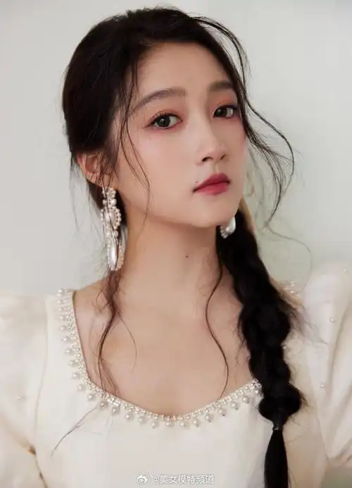 关晓彤一袭纯白连衣裙优雅大方麻花辫造型温柔甜美