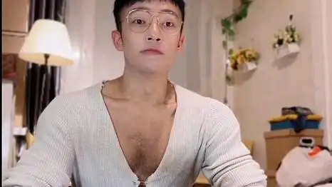 胸毛诶,还是一个斯文眼镜帅哥的胸毛,love